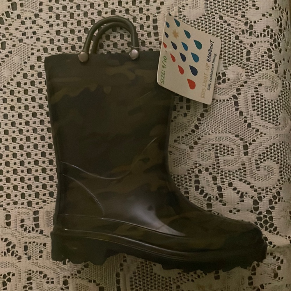 NWT camo rain boots in size 9/10